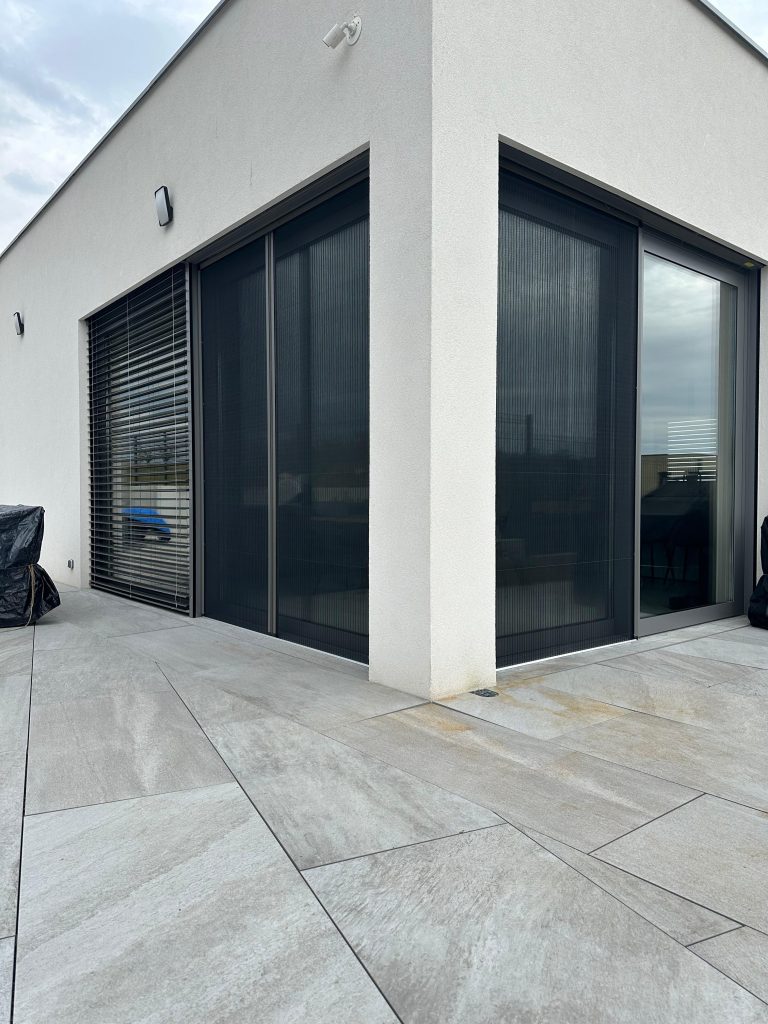 Maison d'architecte avec fenêtre avec moustiquaire de baie vitrée posée par l'entreprise Moustique'R